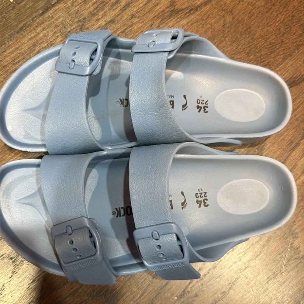 Birkenstock blue youth sandal. Size 34 (3)